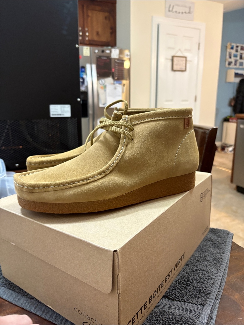 Clarks Men’s Tan Suede Chukka Wallabee Boot - Picture 4 of 6